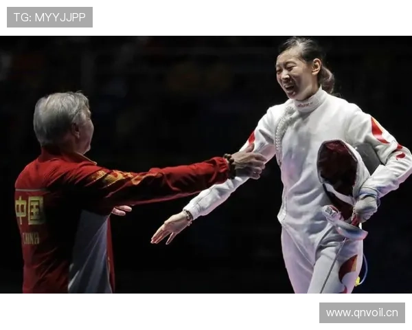 孙一文家里那个奖杯柜，比我家衣柜还满