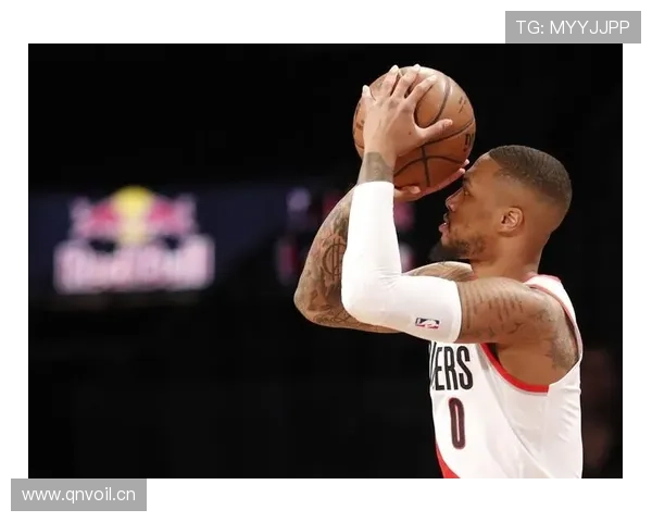 利拉德发了张吃外卖的照——盒饭朴素到哭，窗外两辆超跑在嘲笑我穷