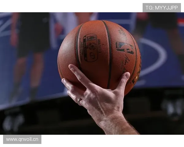 跳球规则解析:如何在NBA和FIBA比赛中正确执行与判定 跳球规则解析:如何在NBA和FIBA比赛中正确执行与判定